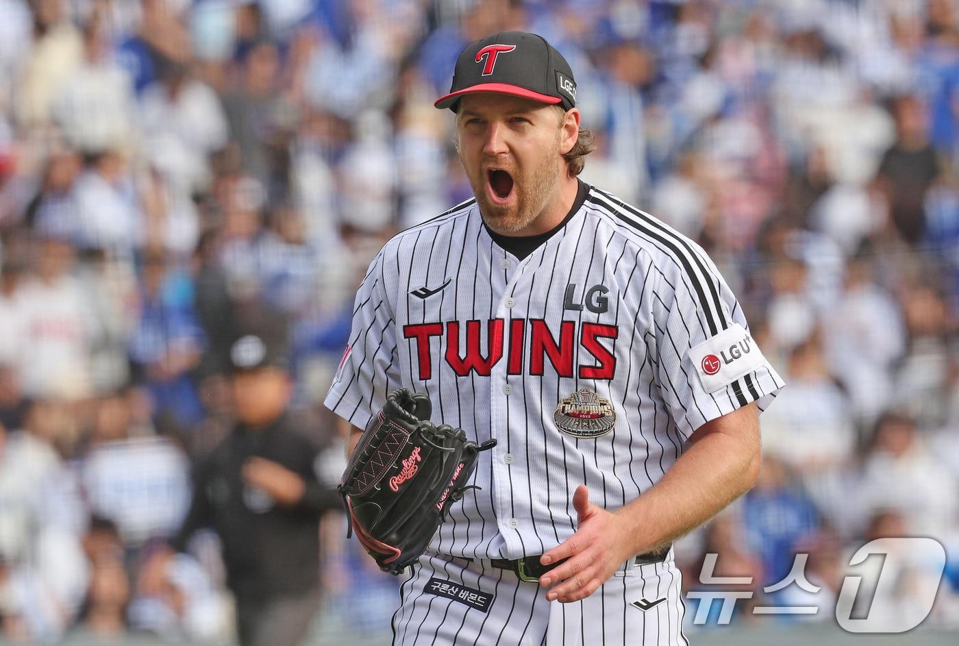 본문 이미지 - 19일 오후 서울 송파구 잠실야구장에서 열린 프로야구 '2024 신한 SOL 뱅크 KBO 포스트시즌' 플레이오프 4차전 삼성 라이온즈와 LG 트윈스의 경기, 6회초 삼성공격 2사 상황에서 LG 선발 엔스가 디아즈를 삼진 처리 한 뒤 포효하고 있다. 2024.10.19/뉴스1 ⓒ News1 장수영 기자