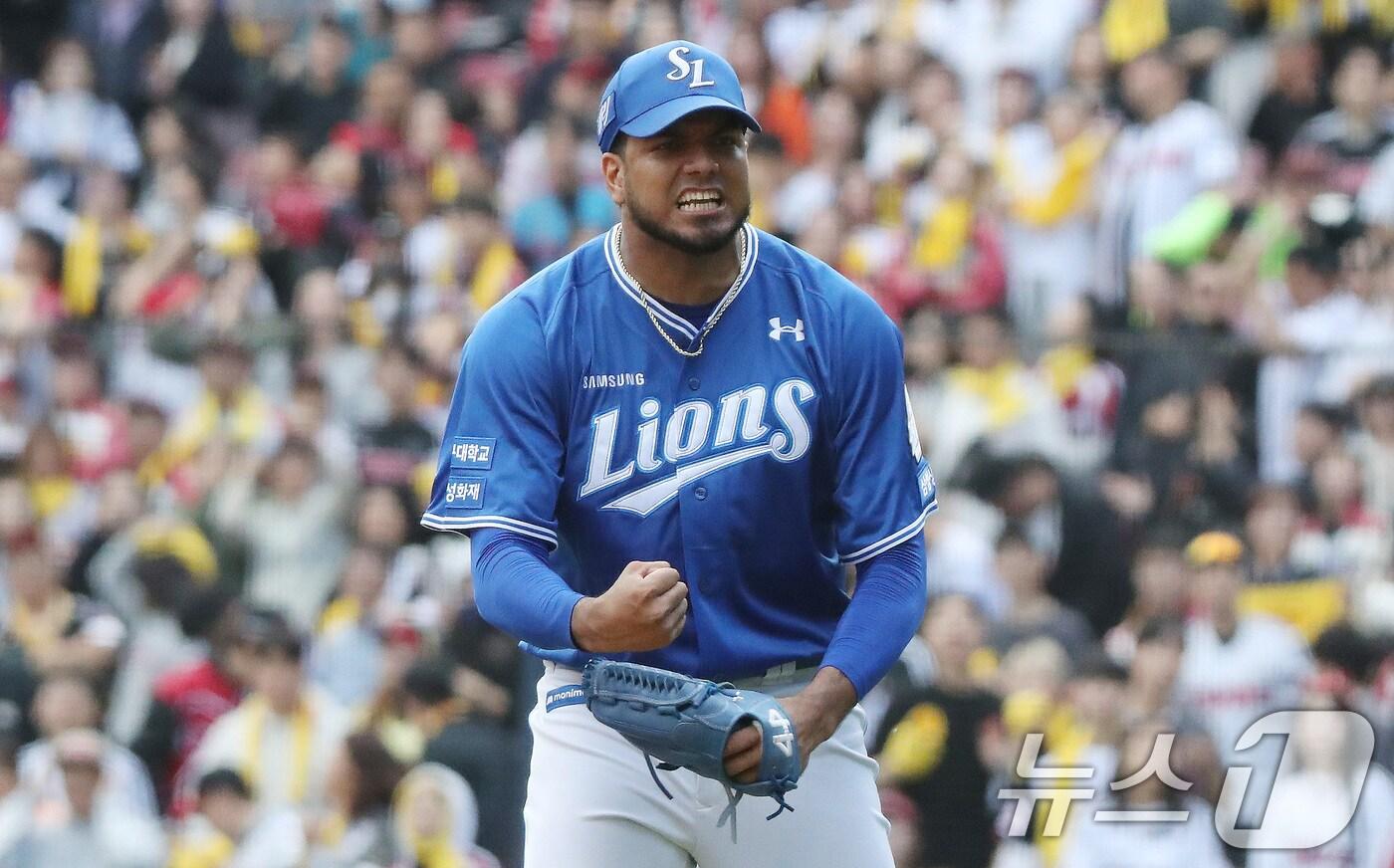 19일 오후 서울 송파구 잠실야구장에서 열린 프로야구 '2024 신한 SOL 뱅크 KBO 포스트시즌' 플레이오프 4차전 삼성 라이온즈와 LG 트윈스의 경기, 6회말 1사 1,2루 상황 삼성 레예스가 LG 신민재를 병살타로 처리한 뒤 환호하고 있다. 2024.10.19/뉴스1 ⓒ News1 임세영 기자