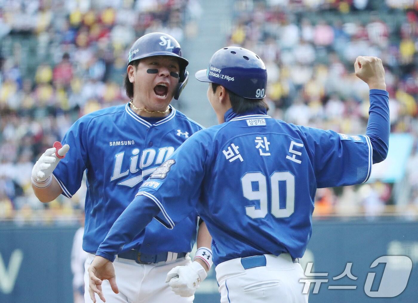 본문 이미지 - 19일 오후 서울 송파구 잠실야구장에서 열린 프로야구 '2024 신한 SOL 뱅크 KBO 포스트시즌' 플레이오프 4차전 삼성 라이온즈와 LG 트윈스의 경기에서 8회초 무사 주자 없는 상황 삼성 강민호가 LG 손주영을 상대로 1점 홈런을 날린 뒤 환호하고 있다. 2024.10.19/뉴스1 ⓒ News1 임세영 기자