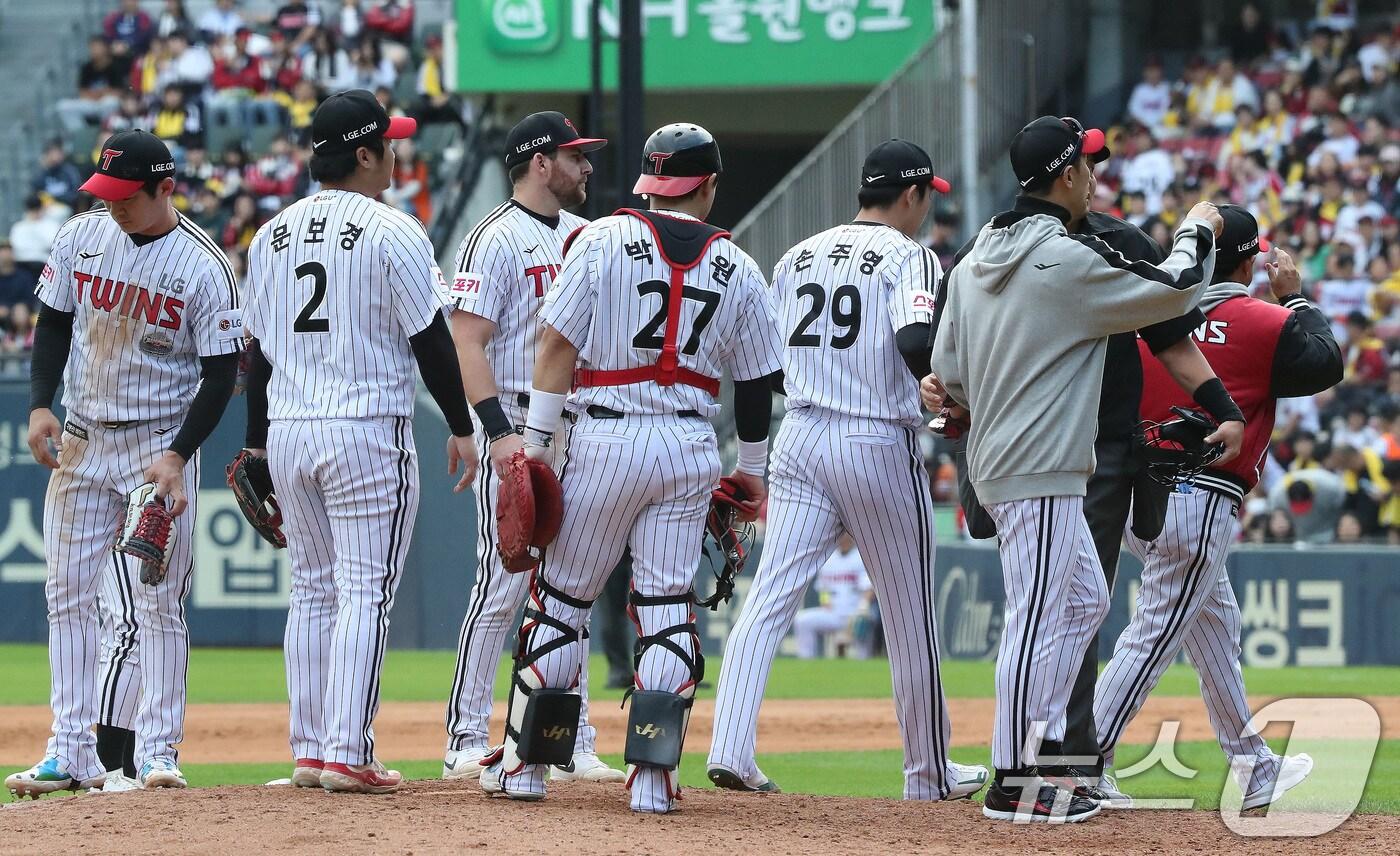 19일 오후 서울 송파구 잠실야구장에서 열린 프로야구 '2024 신한 SOL 뱅크 KBO 포스트시즌' 플레이오프 4차전 삼성 라이온즈와 LG 트윈스의 경기에서 8회초 2사 주자 없는 상황 LG 손주영이 마운드를 내려가고 있다. 2024.10.19/뉴스1 ⓒ News1 임세영 기자