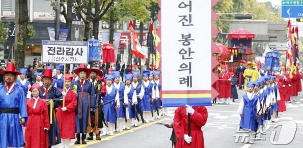 본문 이미지 - 태조 이성계의 어진(왕의 초상화) 봉안 의례가 19일 조선왕조의 본향 전북자치도 전주에서 재현됐다.(전주시 제공)/뉴스1