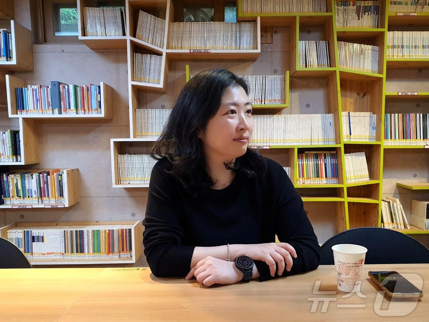 본문 이미지 - 서울 서대문구 연희문학창작촌에서 소설가 전지영 작가 2024.10.18/뉴스1 ⓒ News1 정윤미 기자