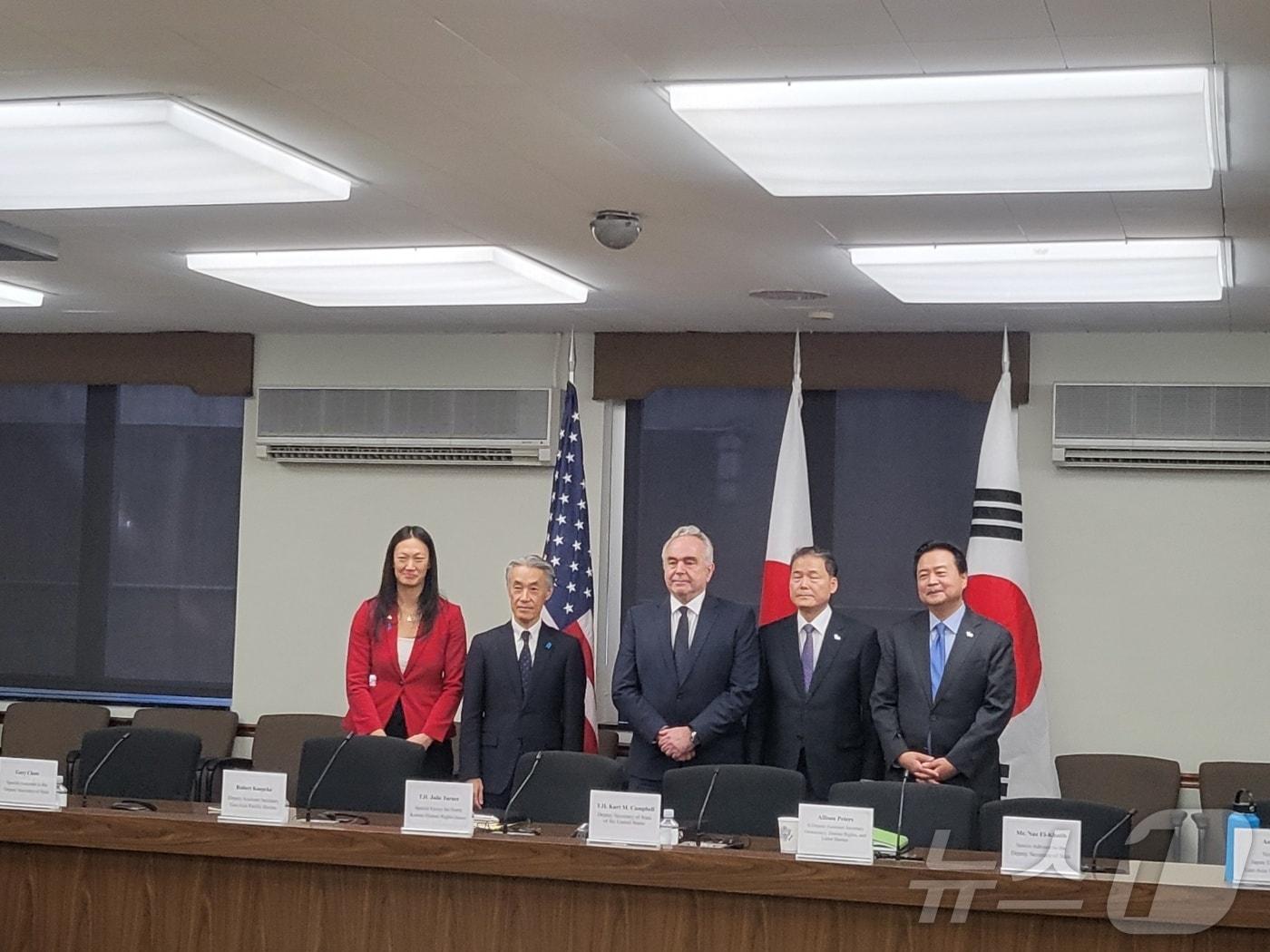 본문 이미지 - 18일(현지시간) 미국 워싱턴DC 국무부에서 열린 '한미일 북한 인권 회의' 참석자들이 기념 촬영을 하고 있다. 사진 왼쪽부터 줄리 터너 북한인권특사, 야마다 시게오 주미 일본 대사, 커트 캠밸 국무부부장관, 김영호 통일부 장관. 조현동 주미한국대사.