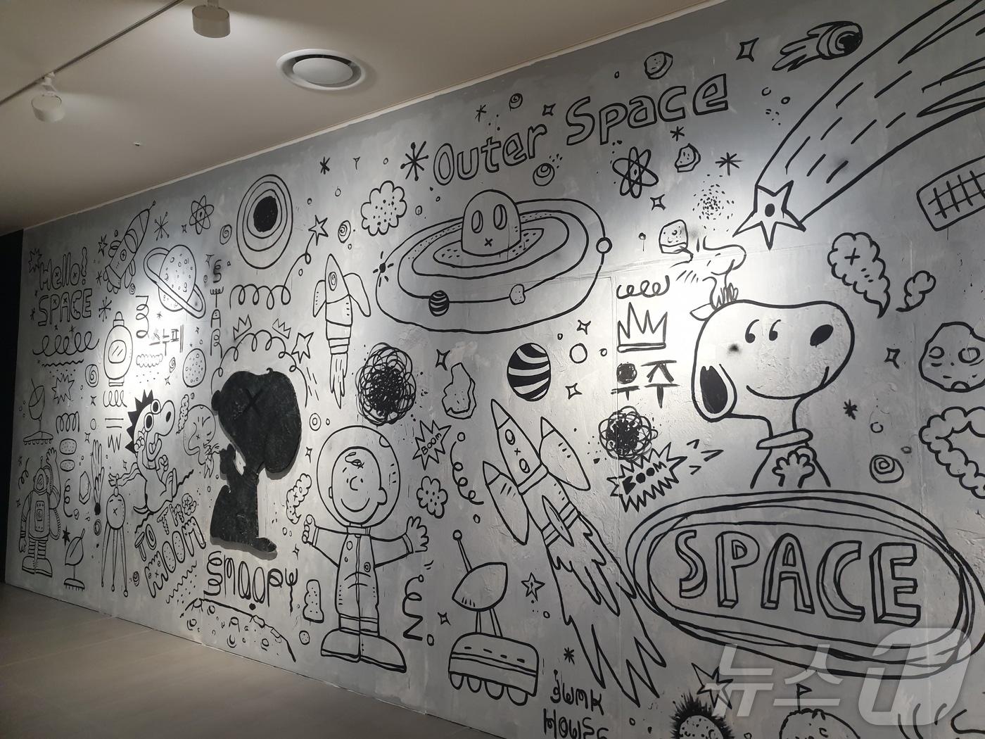 본문 이미지 - 2019년 '투 더 문 위드 스누피' 전시 전경. ⓒ 뉴스1 이기림 기자