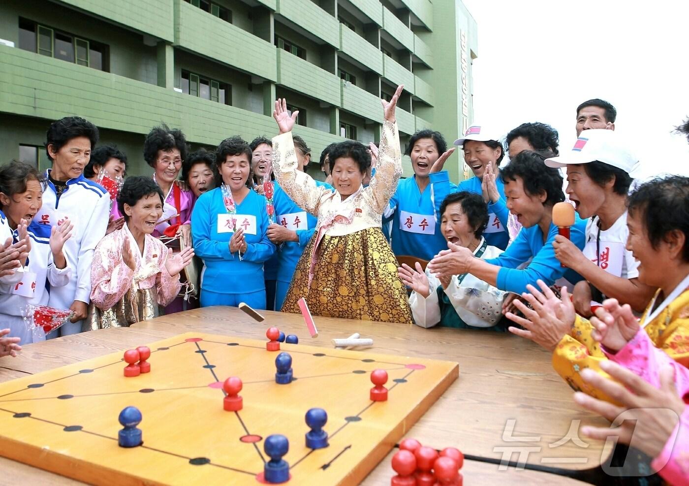본문 이미지 - (평양 노동신문=뉴스1) = 북한 노동당 기관지 노동신문은 2일 '국제노인의 날'을 맞아 "수도 평양을 비롯한 각지에서는 연로자들을 위한 축하 공연과 체육유희경기들, 급양 및 편의봉사 단위들의 특색있는 봉사로 흥성였다＂라고 보도했다. [국내에서만 사용가능. 재배포 금지. DB 금지. For Use Only in the Republic of Korea. Redistribution Prohibited] rodongphoto@news1.kr