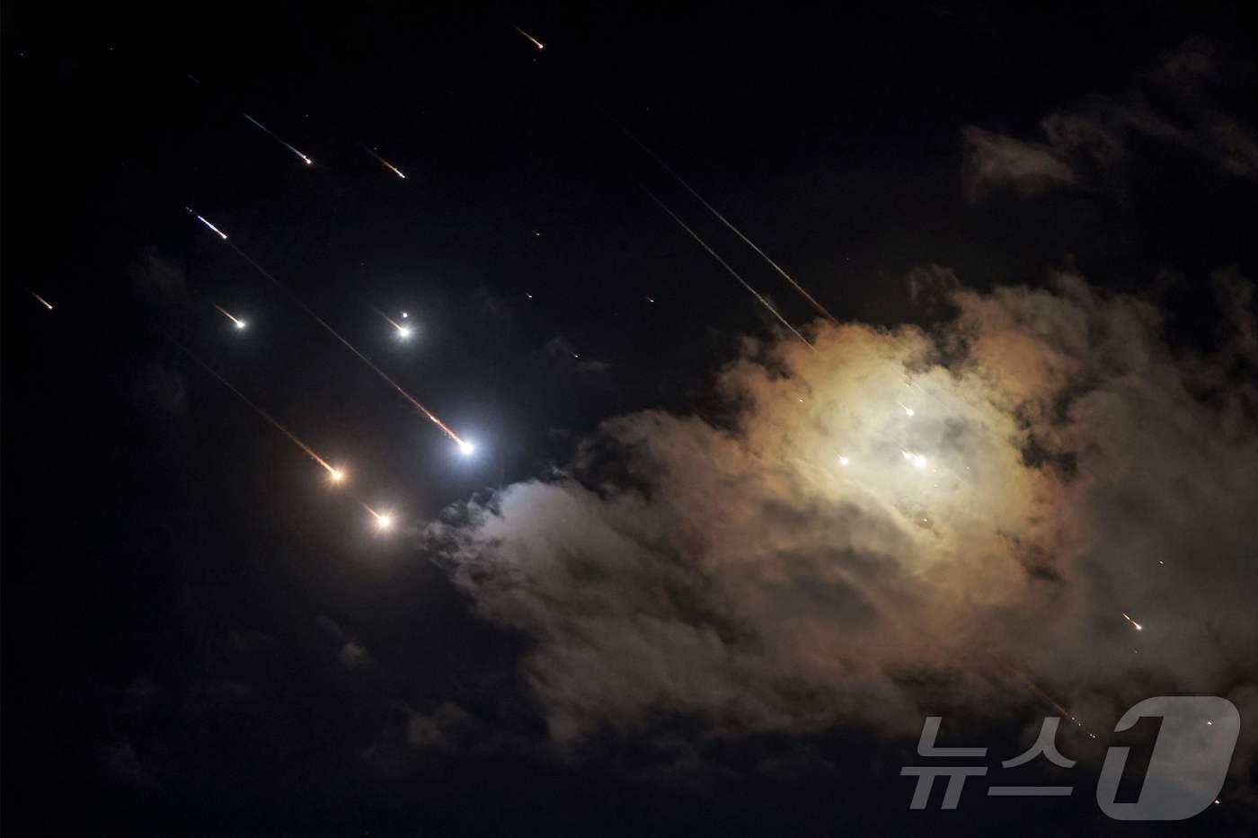 1일(현지시간) 이스라엘 예루살렘 상공에서 하마스 수장 이스마일 하니예, 헤즈볼라 수장 하산 나스랄라 등의 암살에 대한 보복으로 이란에서 발사한 미사일이 이스라엘 방공망 아이언돔에 요격되고 있다. 2024.10.02 ⓒ AFP=뉴스1 ⓒ News1 우동명 기자