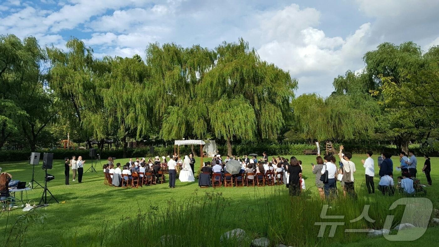  용산 가족공원 내 야외 결혼식(서울시 제공)