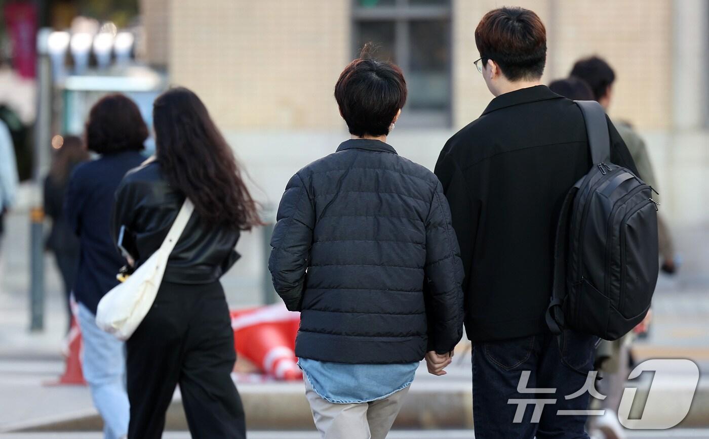 서울 종로구 광화문네거리에서 시민들이 두터운 외투를 입은 채 출근길을 서두르고 있다. 2024.10.2/뉴스1 ⓒ News1 김성진 기자