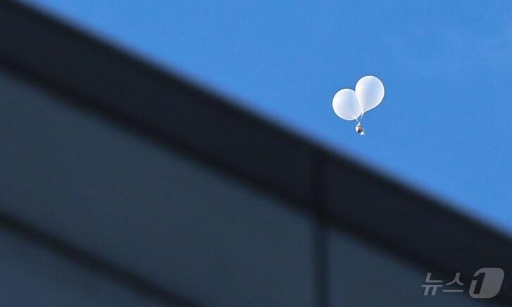 본문 이미지 - 2일 오전 서울 도심 상공에 북한이 날려보낸 대남 쓰레기 풍선들이 떠다니고 있다. 2024.10.2/뉴스1 ⓒ News1 김도우 기자