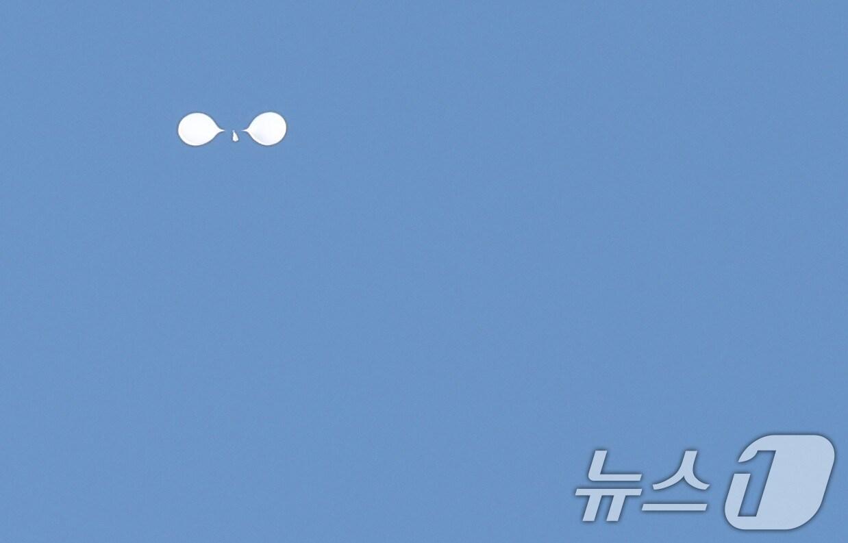 본문 이미지 - 2일 오전 서울 여의도 국회에서 바라본 하늘에 북한이 날려보낸 대남 쓰레기 풍선이 떠다니고 있다.  2024.10.2/뉴스1 ⓒ News1 김민지 기자