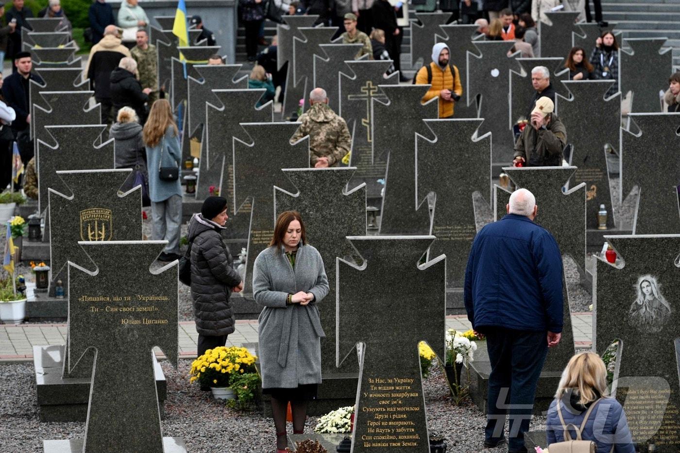 1일(현지시간) 우크라이나 수호자의 날을 맞아 르비우에 있는 리챠키우 공동 묘지에서 주민들이 러시아와 전쟁 중 전사한 병사들의 묘를 찾아 추모를 하고 있다. 2024.10.02 ⓒ AFP=뉴스1 ⓒ News1 우동명 기자