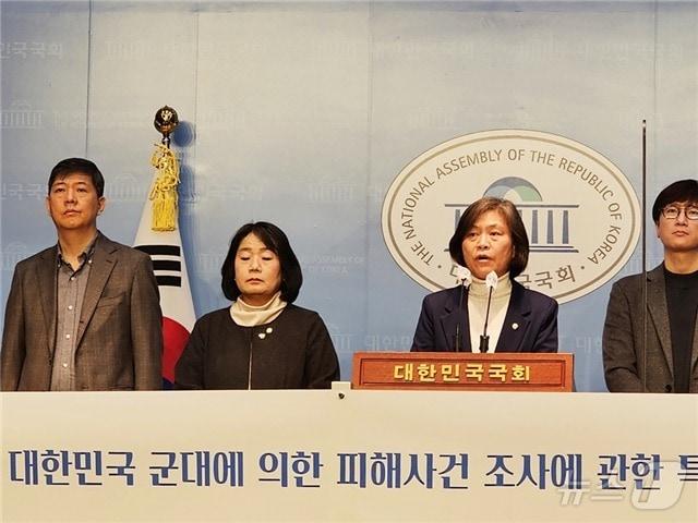 본문 이미지 - 한베평화재단 관계자들이 국회서 베트남 민간인 학살사건과 관련한 입장을 밝히고 있다. (노근리국제평화재단 제공) 