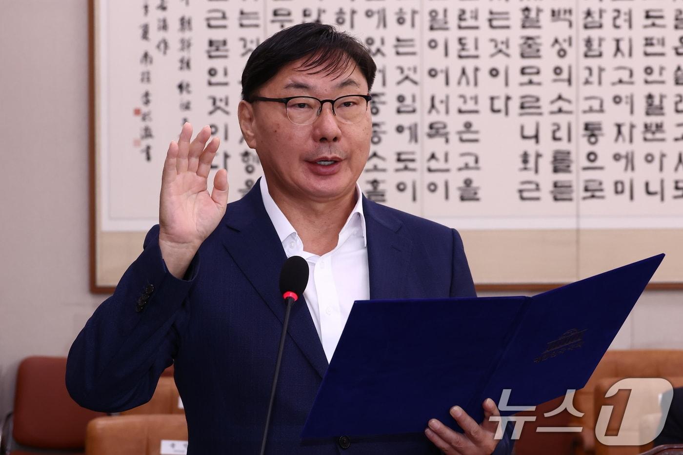 본문 이미지 - 이화영 전 경기도 평화부지사가 2일 오전 서울 여의도 국회 법제사법위원회에서 열린 박상용 수원지검 부부장검사 탄핵소추사건 조사 청문회에 출석, 증인 선서를 하고 있다. 2024.10.2 ⓒ 뉴스1 김민지 기자
