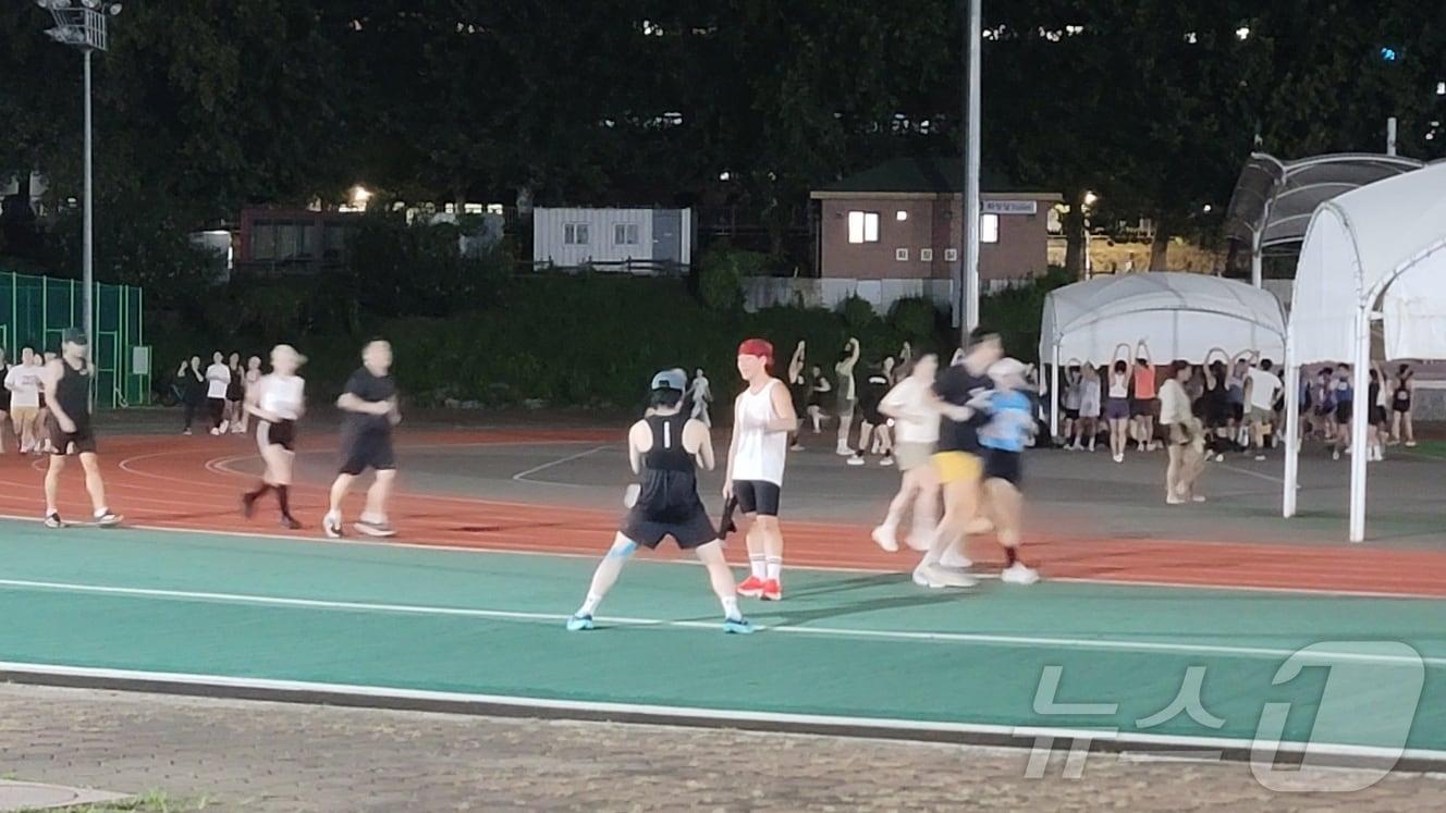 본문 이미지 - 지난 25일 오후 9시쯤 서울 서초구 반포동 반포종합운동장에서 시민들이 트랙을 따라 달리고 있다. (독자 제공) 2024.10.2/뉴스1