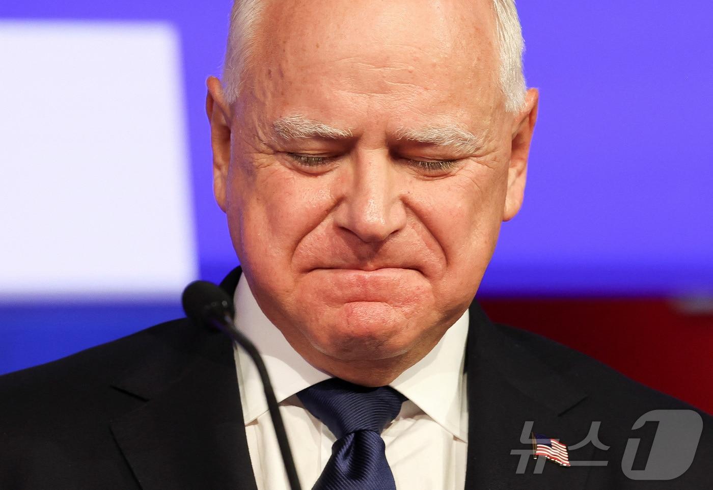 본문 이미지 - 1일(현지시간) 미국 뉴욕에서 열린 미국 부통령 후보 TV토론에서 민주당 후보인 팀 월즈 미네소타 주지사가 눈을 감고 있다. 2024.10.01 ⓒ 로이터=뉴스1 ⓒ News1 김지완 기자