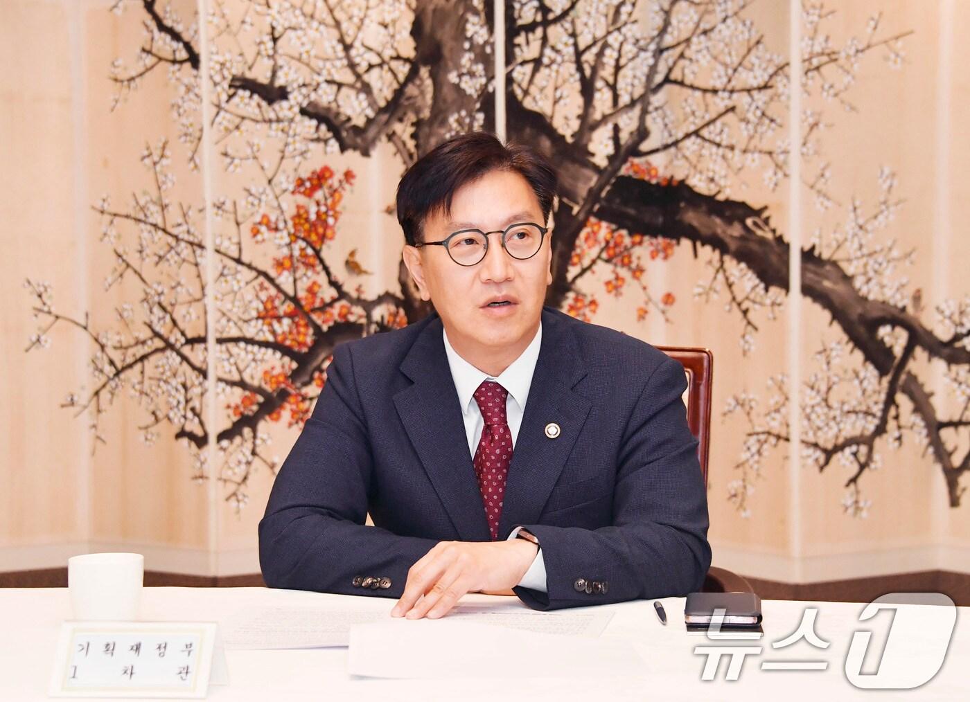 본문 이미지 - 김범석 기획재정부 차관이 2일 오전 서울 종로구 정부서울청사에서 열린 &#39;중동 사태 관련 관계기관 점검회의&#39;에서 모두발언을 하고 있다. &#40;기획재정부 제공&#41; 2024.10.2/뉴스1