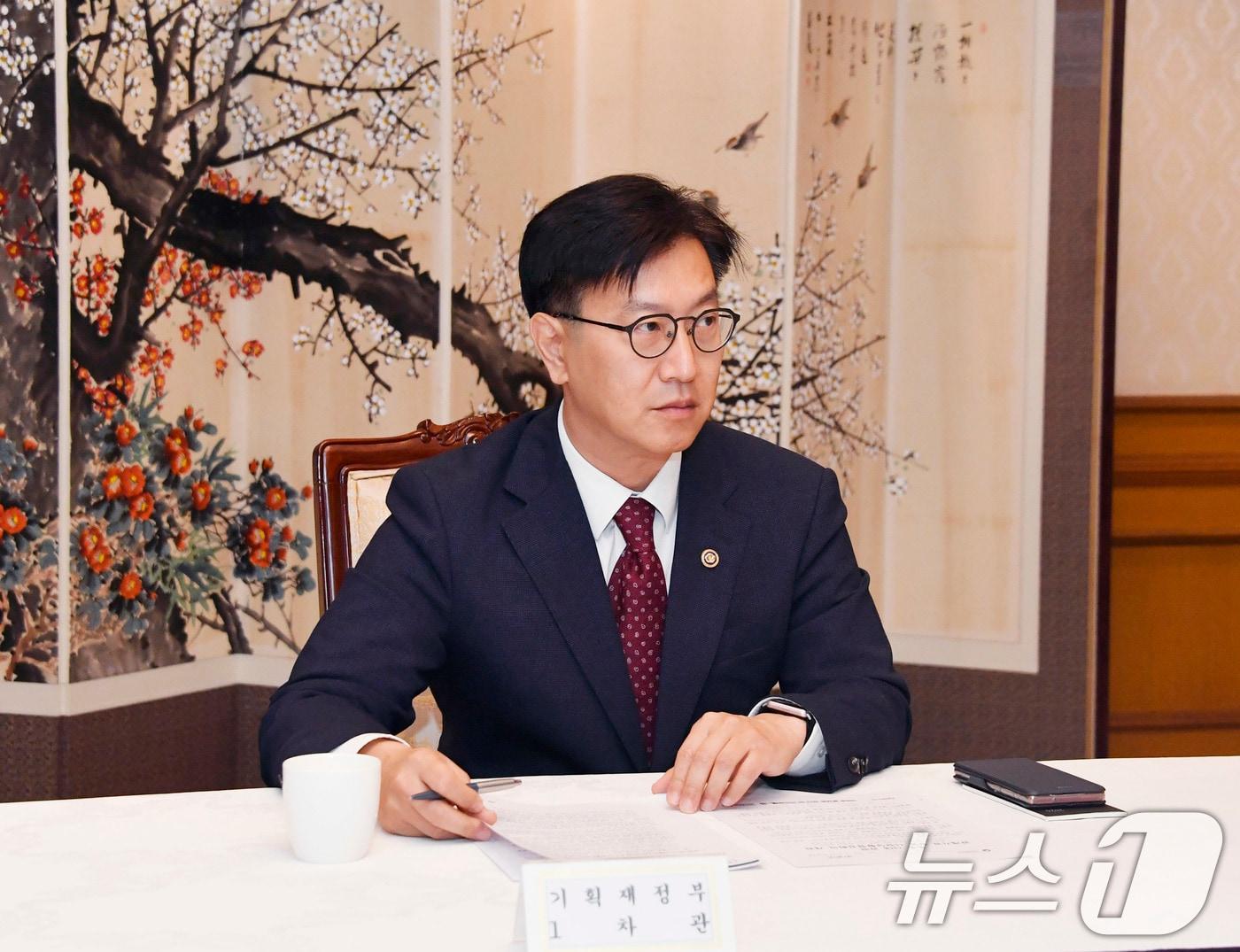 본문 이미지 - 김범석 기획재정부 차관이 2일 오전 서울 종로구 정부서울청사에서 열린 '중동 사태 관련 관계기관 점검회의'를 주재하고 있다. (기획재정부 제공) 2024.10.2/뉴스1