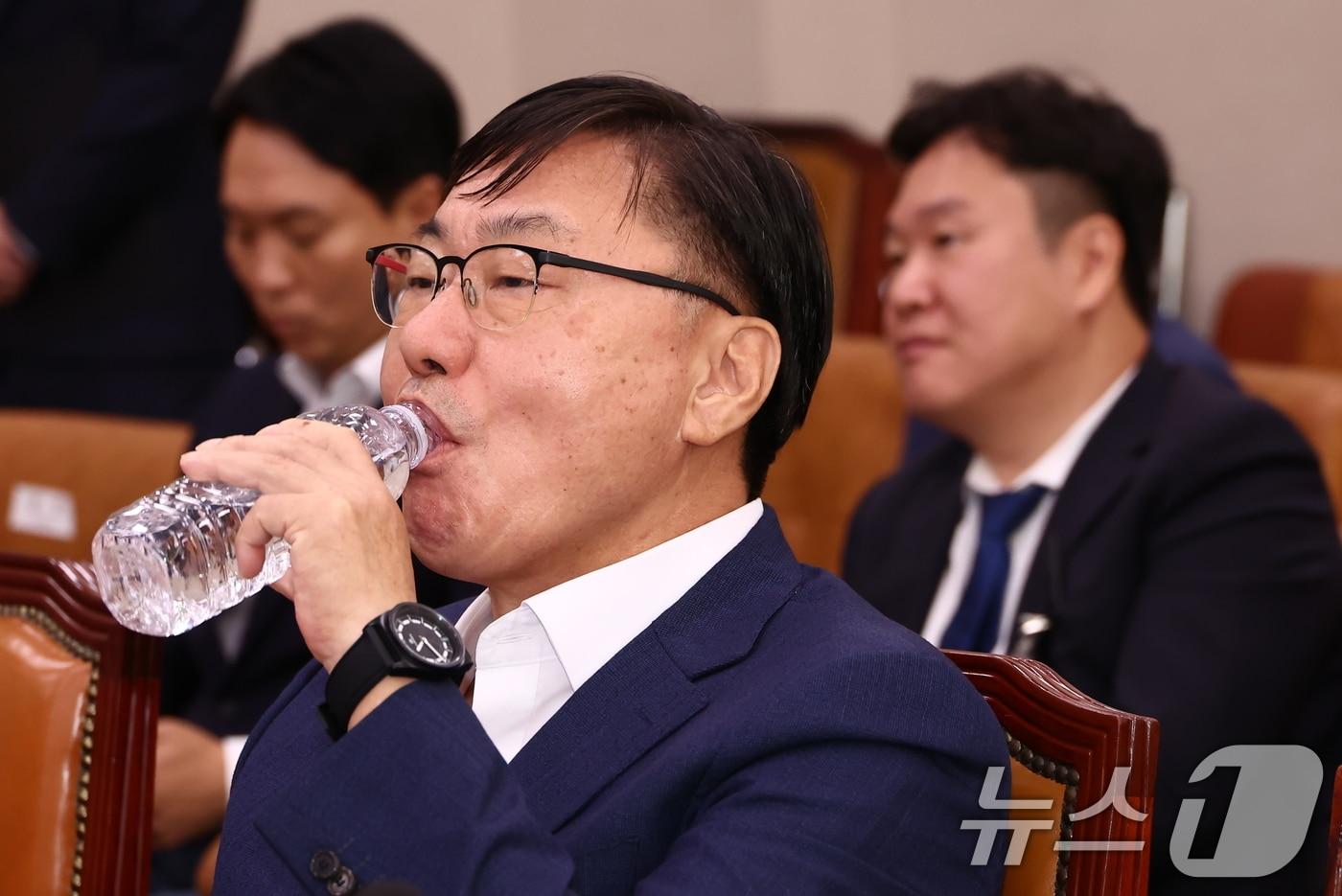 이화영 전 경기도 평화부지사가 2일 오전 서울 여의도 국회 법제사법위원회에서 열린 박상용 수원지검 부부장검사 탄핵소추사건 조사 청문회에서 물을 마시고 있다. 2024.10.2/뉴스1 ⓒ News1 김민지 기자