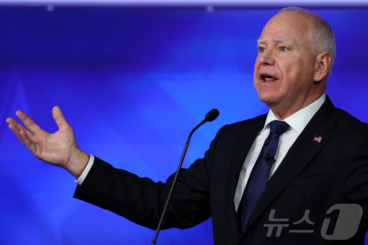 팀 월즈 미국 민주당 부통령 후보 겸 미네소타 주지사가 1일(현지시간) 뉴욕에서 J D 밴스 공화당 부통령 후보 겸 오하이오주 상원의원과 CBS 주최 TV 토론서 “도널드 트럼프 전 대통령이 양당이 합의한 이민 법안 패키지를 거부했다”고 밝히고 있다. 2024.10.02 ⓒ 로이터=뉴스1 ⓒ News1 우동명 기자