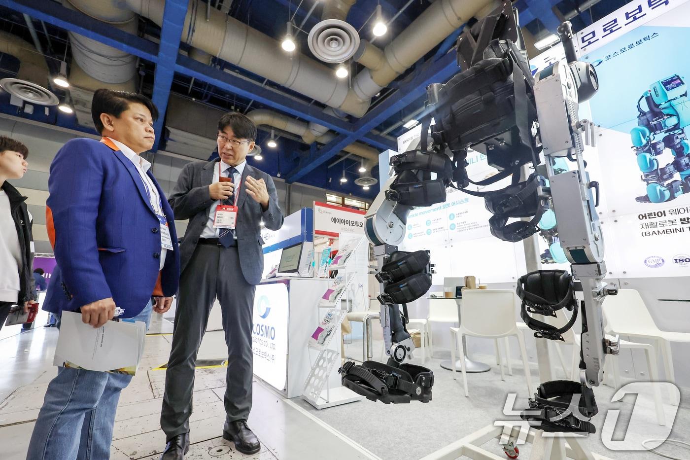 지난해 10월 2일 오전 서울 강남구 코엑스에서 열린 '2024 국제 병원의료산업 박람회(KHF 2024)'를 찾은 외국인 바이어들이 지면보행 웨어러블 재활로봇을 살펴보고 있다. /뉴스1 ⓒ News1 민경석 기자