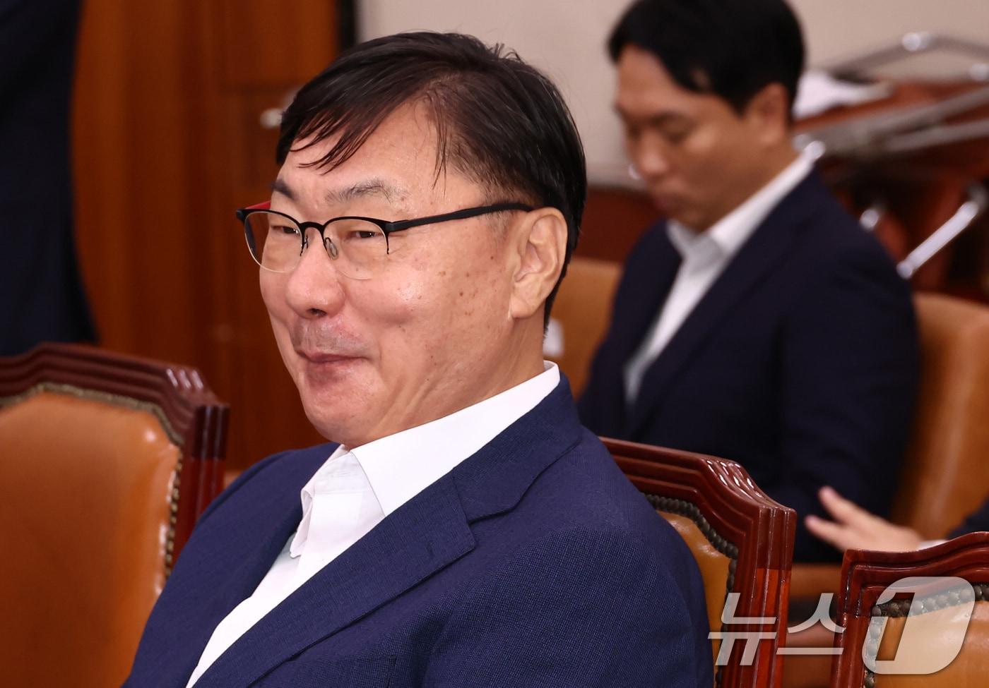 이화영 전 경기도 평화부지사가 2일 오전 서울 여의도 국회 법제사법위원회에서 열린 박상용 수원지검 부부장검사 탄핵소추사건 조사 청문회에 출석, 미소를 보이고 있다. 이날 박 검사는 불출석했다. 2024.10.2/뉴스1 ⓒ News1 김민지 기자