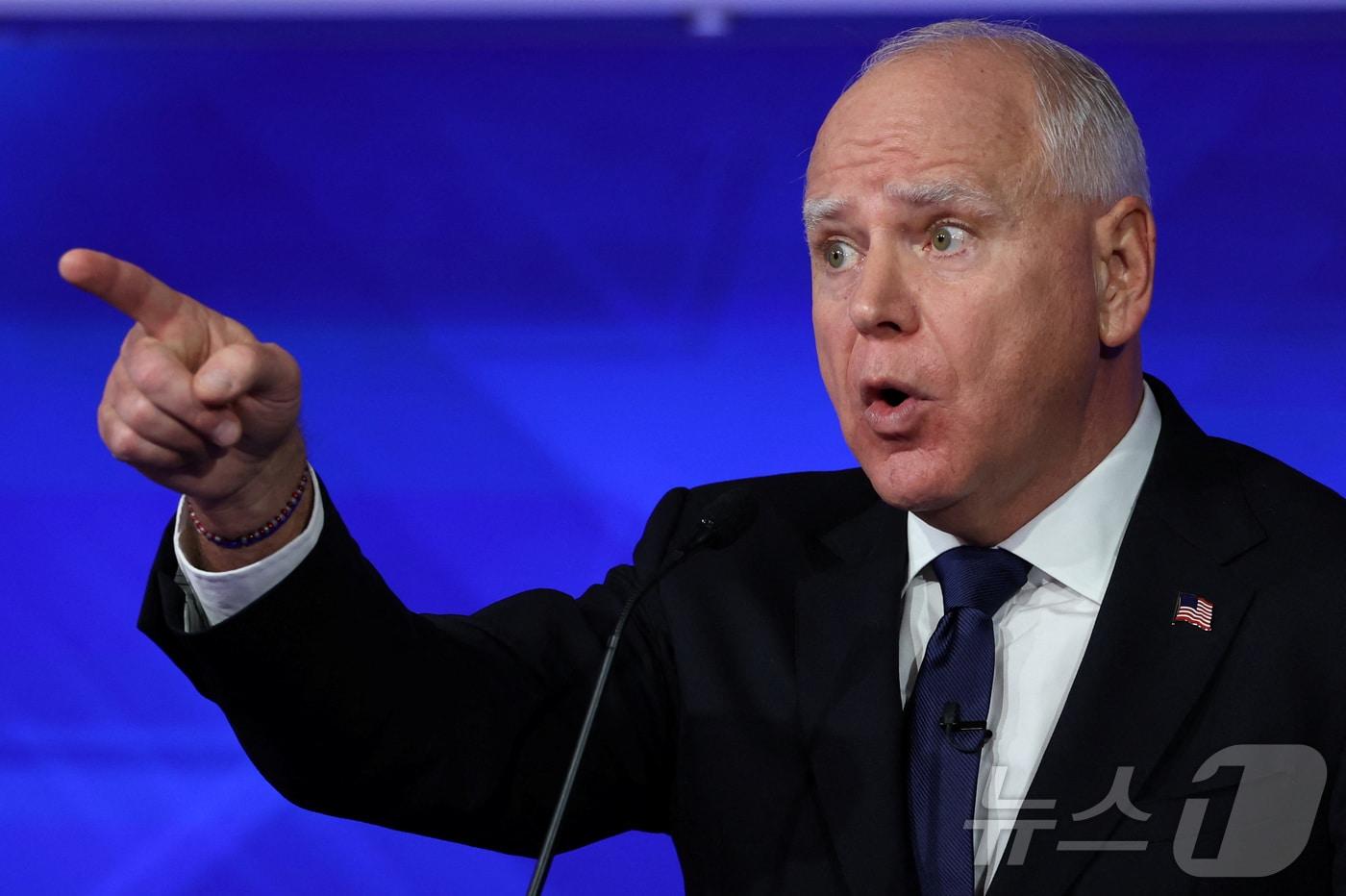 본문 이미지 - 팀 월즈 미국 민주당 부통령 후보 겸 미네소타 주지사가 1일(현지시간) 뉴욕에서 J D 밴스 공화당 부통령 후보 겸 오하이오주 상원의원과 CBS 주최 TV 토론서 “도널드 트럼프 전 대통령의 변덕스러운 리더십 때문에 이란은 전보다 핵무기에 가까워졌다”고 밝히고 있다. 2024.10.02 ⓒ 로이터=뉴스1 ⓒ News1 우동명 기자