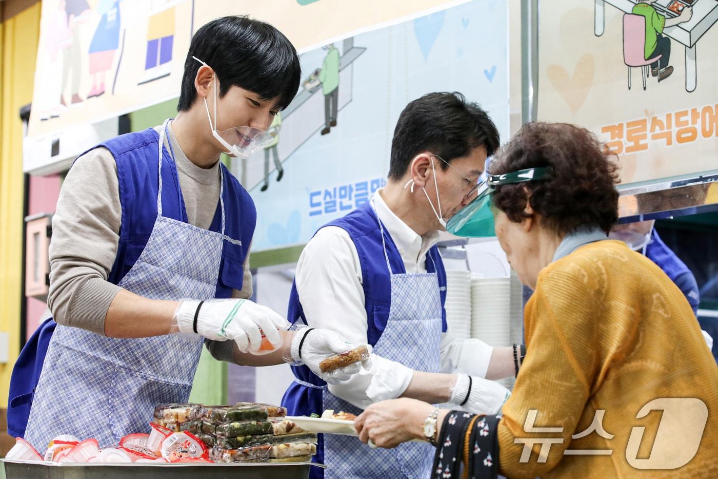 본문 이미지 - 김윤상 기획재정부 제2차관과 배우 정해인이 지난 2일 오전 서울 용산구 시립용산노인종합복지관에서 배식 봉사를 하고 있다.  2024.10.2/뉴스1 ⓒ News1 이승배 기자