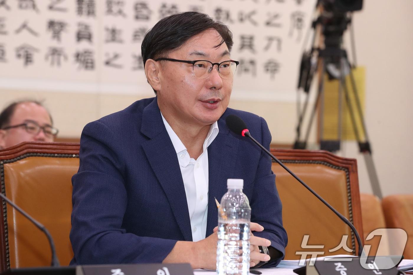 이화영 전 경기도평화부지사가 2일 오전 서울 여의도 국회 법제사법위원회 전체회의장에서 열린 박상용 수원지검 부부장검사 탄핵소추사건 조사 청문회에 출석해 정청래 위원장의 질의에 답하고 있다. 2024.10.2/뉴스1 ⓒ News1 이광호 기자