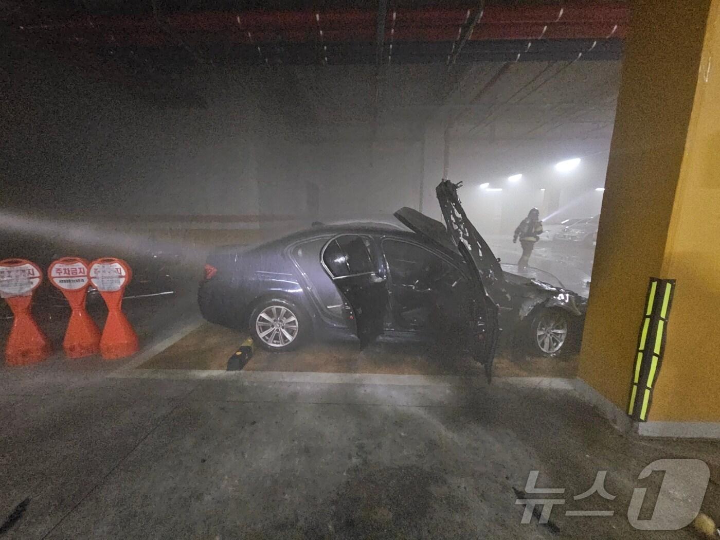 본문 이미지 - 2일 오전 부산 부산진구 아파트 지하주차장 BMW 차량 화재 현장.(부산소방재난본부 제공)