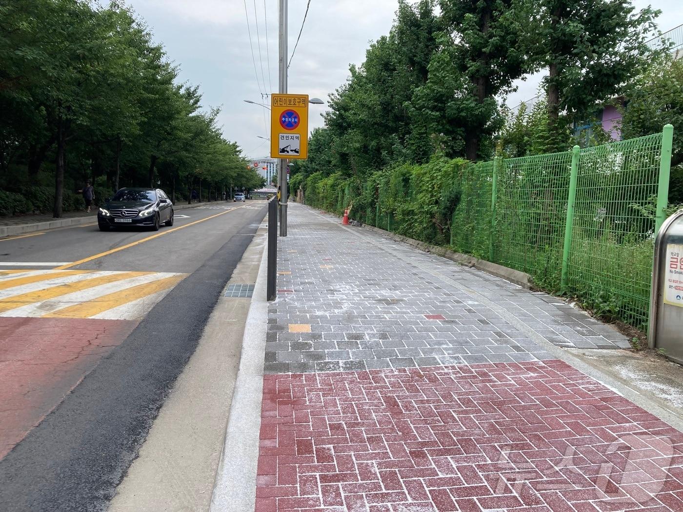 본문 이미지 -  창도초등학교 보도 확장 공사 후 (도봉구 제공)