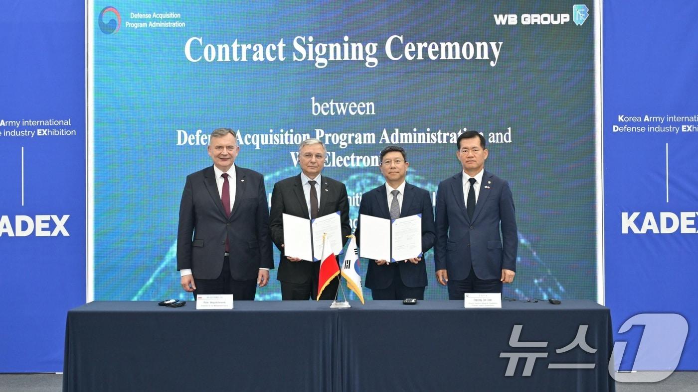 본문 이미지 - 2일 충남 계룡대에서 열린 폴란드 자폭 드론 '워메이트' 도입 계약식에서 참석자들이 기념촬영을 하고 있다. (국방부 제공) 2024.10.2/뉴스1
