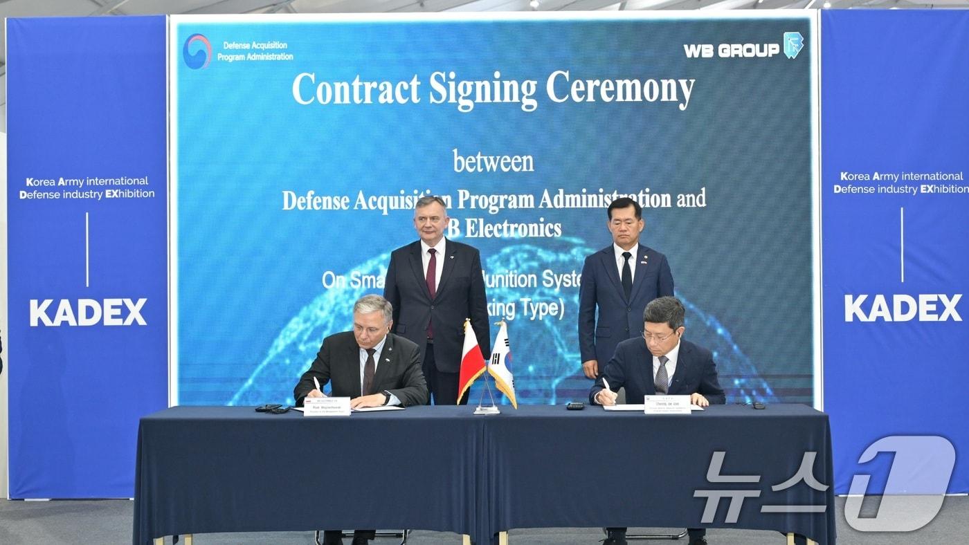 2일 충남 계룡대에서 열린 폴란드 자폭 드론 '워메이트' 도입 계약식에서 참석자들이 기념촬영을 하고 있다. 워메이트는 다음 달 중 운송되기 시작해 12월 중 우리 군에 배치될 예정이다. 계약 물량과 가격은 공개되지 않았으나, 약 200대 규모로 알려졌다.  (국방부 제공) 2024.10.2/뉴스1