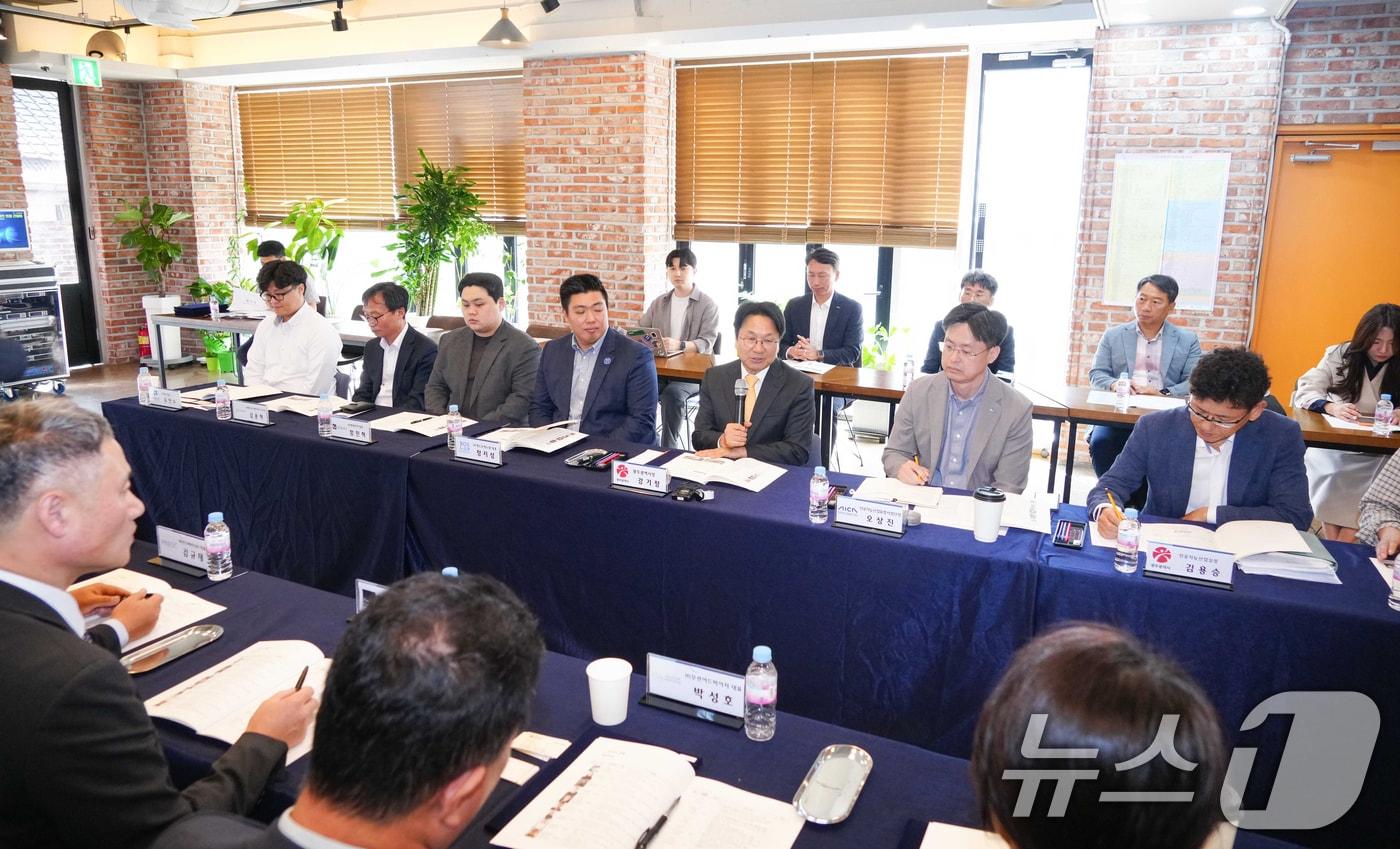 강기정 광주시장이 2일 오전 동구 광주AI창업캠프에서 입주 기업들과 현장 간담회를 갖고 광주 인공지능 산업 생태계 활성화를 위한 의견을 나누고 있다.(광주시 제공)2024.10.2/뉴스1 