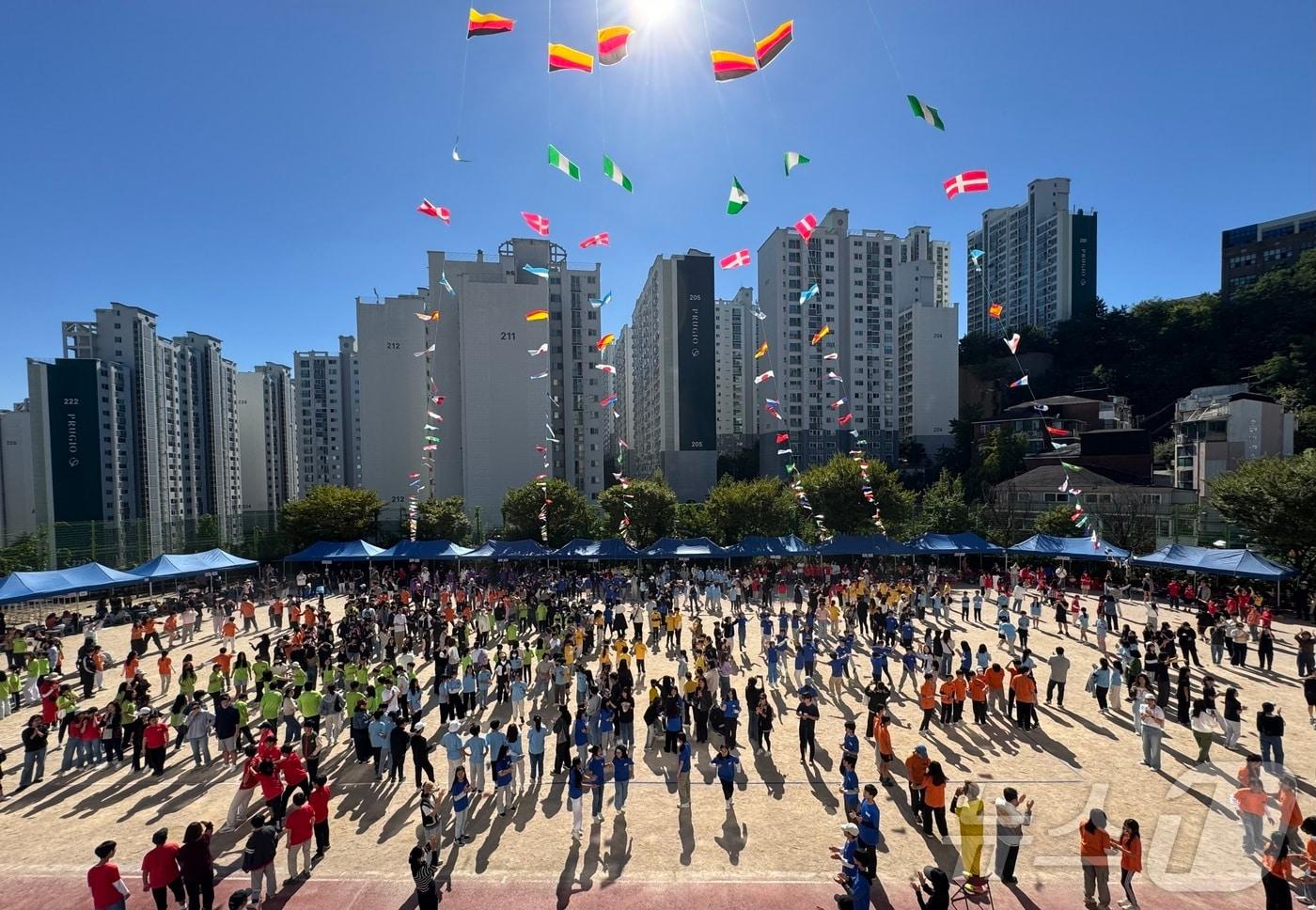 본문 이미지 - 2일 서울시내 한 초등학교에서 가을 운동회가 펼쳐지고 있다. 2024.10.2/뉴스1 ⓒ News1 허경 기자