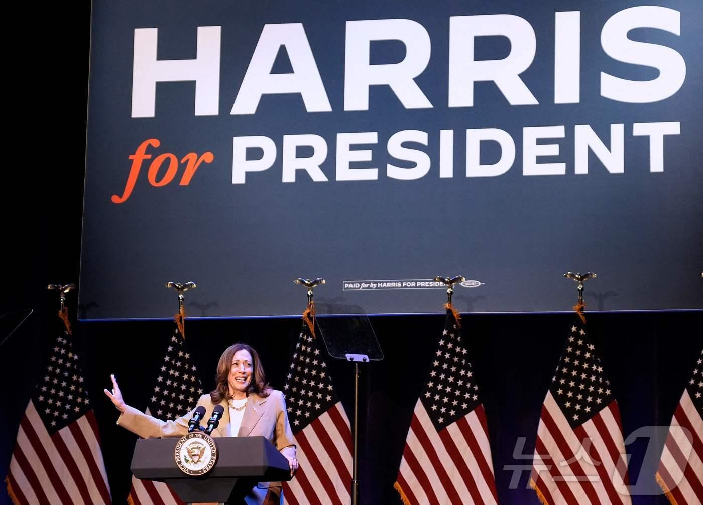 본문 이미지 - 미국 민주당 대선 후보인 카멀라 해리스 부통령이 2024년 7월 27일 매사추세츠주 피츠필드의 콜로니얼 극장에서 열린 선거 자금 모금 행사에서 연설하고 있다.ⓒ AFP=뉴스1