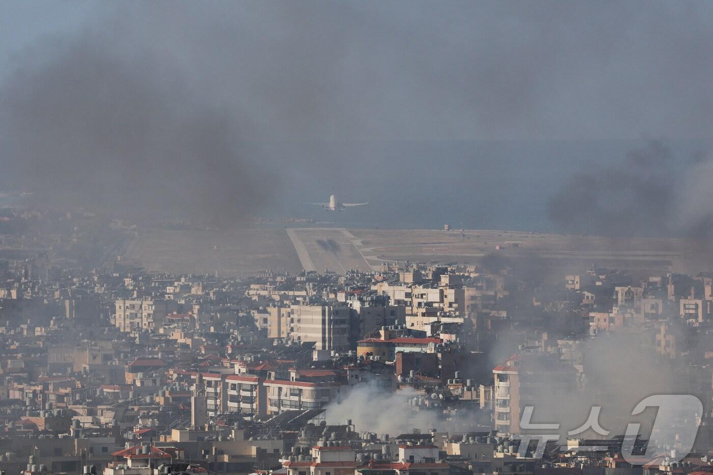 2일&#40;현지시간&#41; 레바논 수도 베이루트가 이스라엘의 폭격으로 인해 연기로 자욱한 가운데 베이루트 라픽 하리리 국제공항 활주로에서 한 비행기가 이륙하고 있다. 2024.10.02 ⓒ 로이터=뉴스1 ⓒ News1 김지완 기자