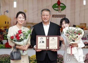 본문 이미지 - 대전시의회 송대윤 부의장이 한국농촌지도자중앙연합회 주최 제77주년 한국농촌지도자 전국대회에서 대한민국 농업대상 지방농정 부문 최우수상을 받은 뒤 가족과 기념촬영을 하고 있다./뉴스1