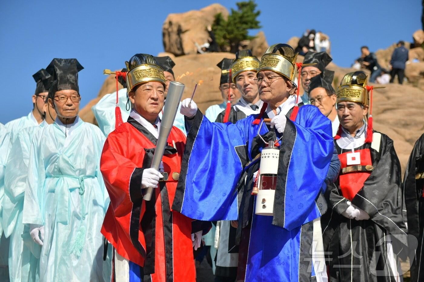 2일 강원 속초시 설악산 권금성 봉화대에서 제59회 설악문화제 성화 채화 행사가 열리고 있다.(속초시 제공) 2024.10.2/뉴스1