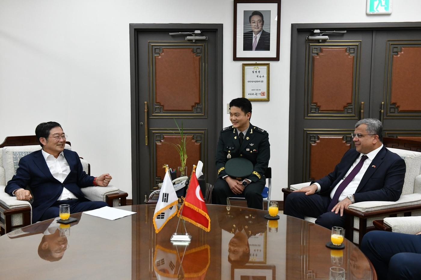 백승주 전쟁기념사업회장(맨 왼쪽)과 빌랄 두르달르 튀르키예 국방차관(맨 오른쪽).(전쟁기념사업회 제공)