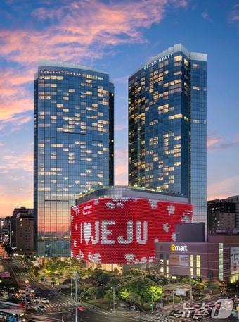 본문 이미지 - 롯데관광개발이 운영하는 제주 드림타워 복합리조트 전경.(롯데관광개발 제공)