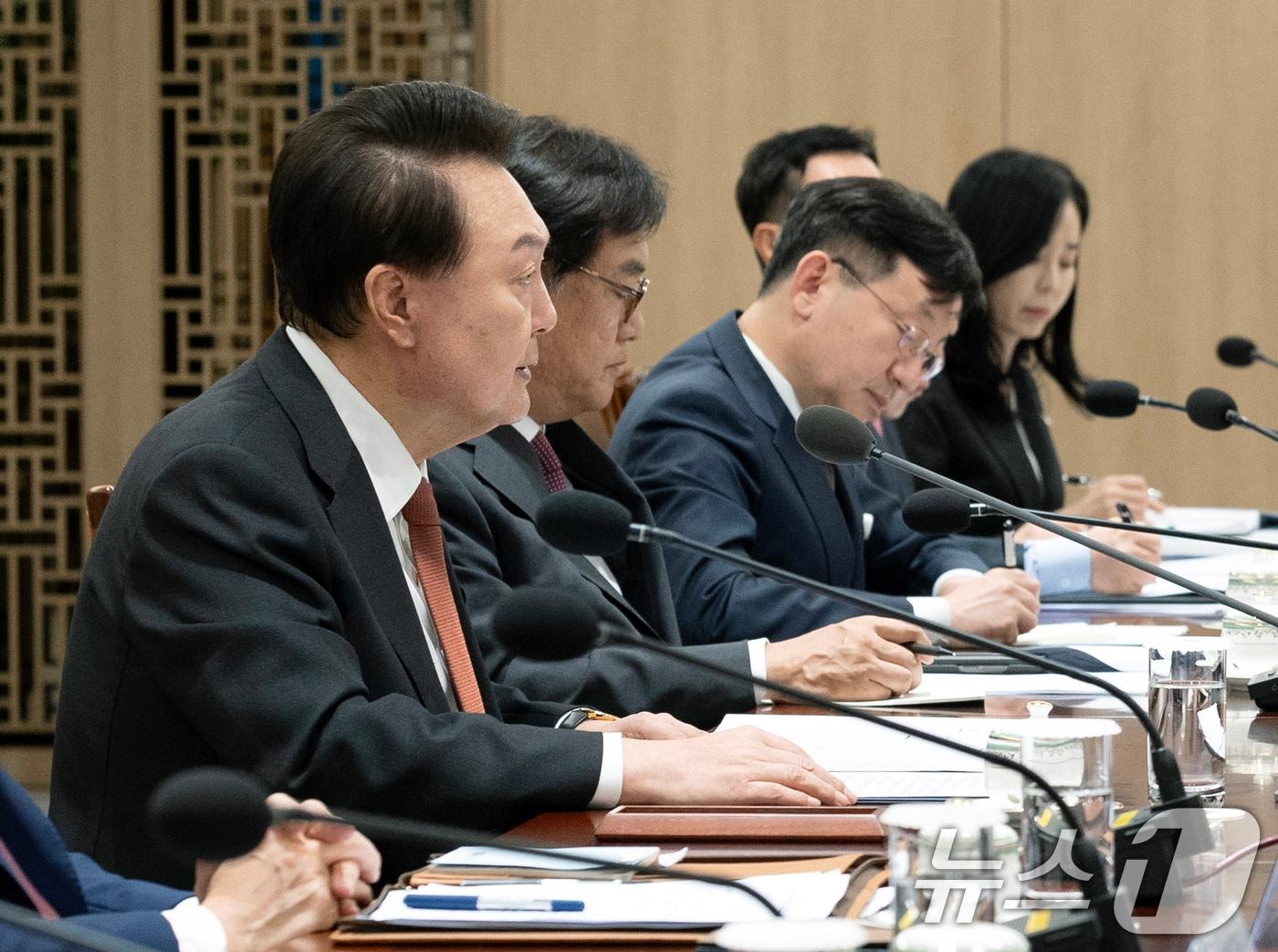 본문 이미지 - 윤석열 대통령이 2일 서울 용산 대통령실 청사에서 열린 중동 사태에 따른 긴급 경제·안보 점검회의를 주재하고 있다. (대통령실 제공) 2024.10.2/뉴스1 ⓒ News1 송원영 기자