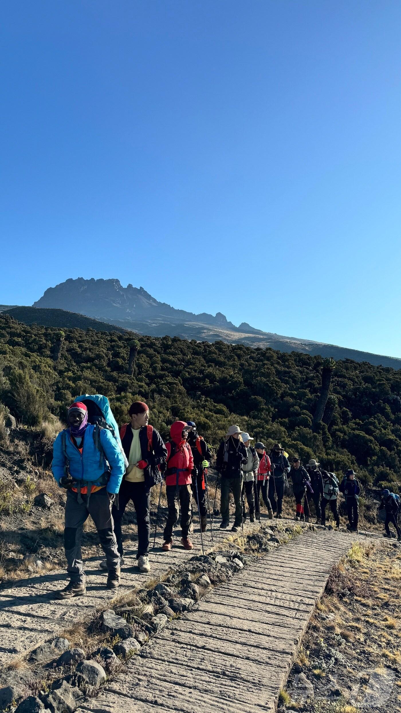 본문 이미지 - "뽈레뽈레" …천천히 천천히 달팽이 처럼 가는 킬리만자로 등정길.2024.10.8./뉴스1 ⓒ News1 조영석 기자