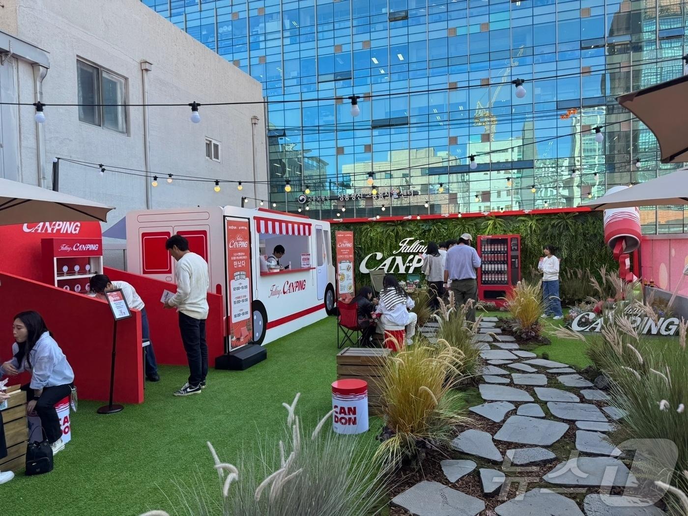 본문 이미지 - '2024 도드람 페스타'의 일환으로 도드람이 '캔돈 팝업스토어'를 열었다.ⓒ 뉴스1/이강 기자
