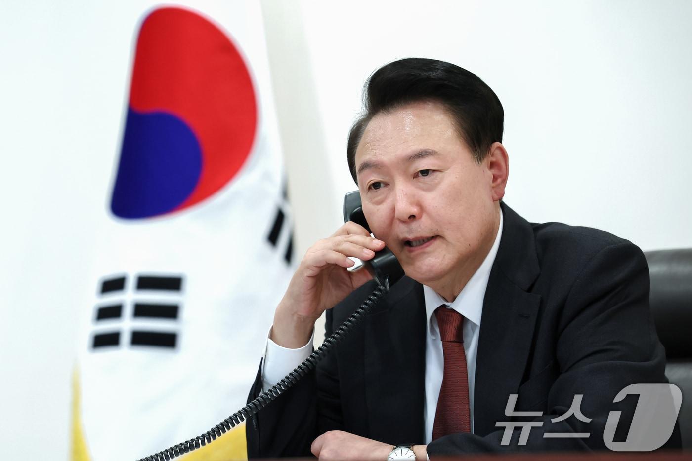 윤석열 전 대통령이 지난해 10월 2일 서울 용산 대통령실 청사 집무실에서 이시바 시게루 신임 일본 총리와 통화를 하고 있다. &#40;대통령실 제공&#41; 2024.10.2/뉴스1 ⓒ News1 송원영 기자