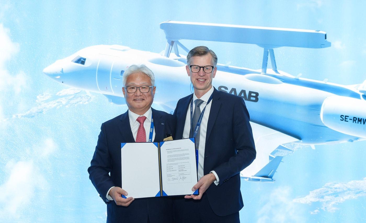 2일 충남 개룡대에서 열린 '대한민국 국제방위산업전시회(KADEX) 2024' 부스에서 윤종호 한국항공우주산업(KAI) 고정익사업부문 부사장과 마커스 보글정 사브 감시정찰사업본부 부사장이 업무협약(MOU)을 체결한 뒤 기념 촬영을 하고 있다(사브제공). 2024.10.02.