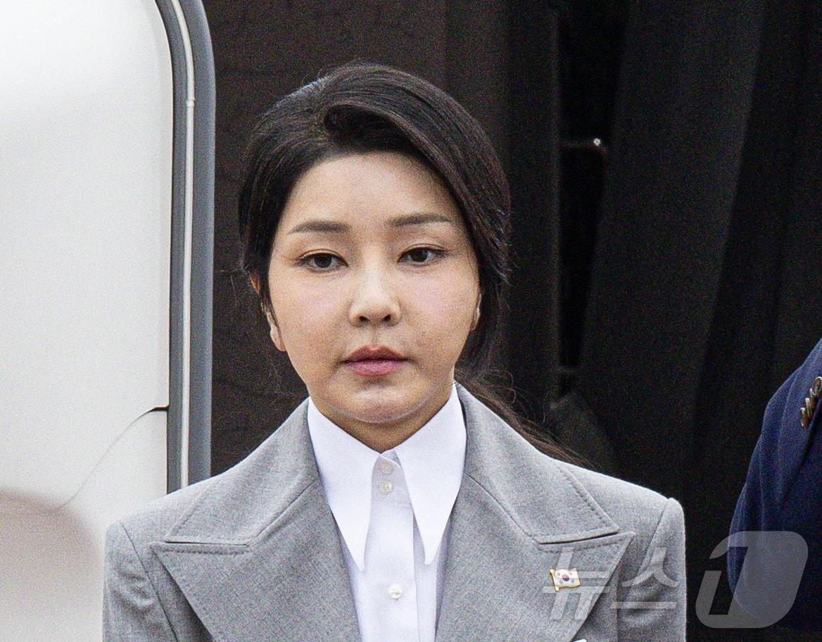 본문 이미지 - 윤석열 대통령과 김건희 여사가 19일 성남 서울공항에서 체코 공식 방문을 위해 출국하며 전용기인 공군 1호기에 올라 인사하고 있다. &#40;대통령실 제공&#41; 2024.9.19/뉴스1