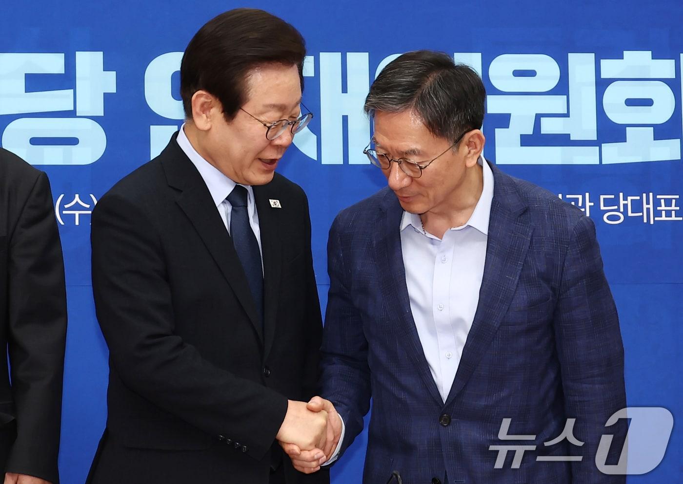 이재명 더불어민주당 대표가 지난 10월 2일 오후 서울 여의도 국회에서 열린 인재위원회 1차 회의에서 정성호 위원장과 악수하고 있다. 2024.10.2/뉴스1 ⓒ News1 김민지 기자