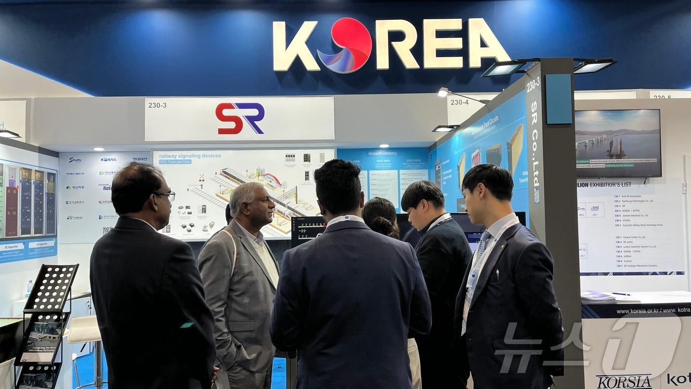‘이노트랜스 2024’ 에스알 전시장에 방문한 해외철도 바이어 (에스알 제공)
