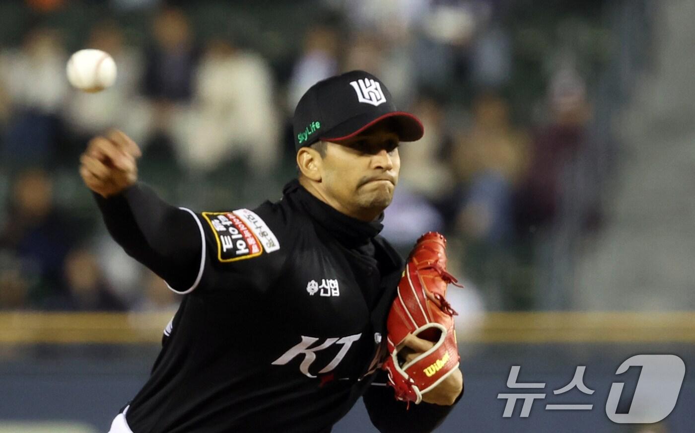 본문 이미지 - 2일 오후 서울 송파구 잠실야구장에서 열린 프로야구 '2024 신한 SOL 뱅크 KBO리그' KT 위즈와 두산 베어스의 포스트시즌(PS) 와일드카드 결정전 1차전, 1회말 KT 선발 쿠에바스가 역투하고 있다. 2024.10.2/뉴스1 ⓒ News1 김명섭 기자