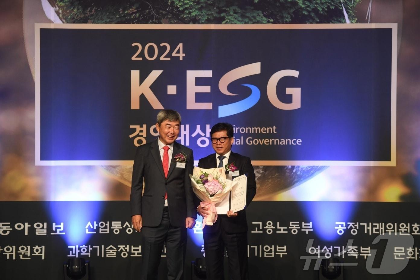 본문 이미지 - 이승희 한교평 COO(오른쪽)가 2일 서울 더 플라자호텔에서 열린 ‘K-ESG 경영대상’에서 대상을 수상한 뒤 기념촬영을 하고 있다.(한교평 제공)